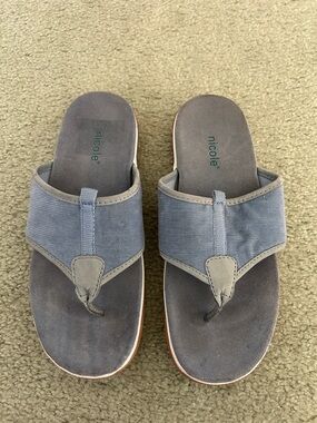 Nicole Blue thong sandals with cushioned footbed size 6.5